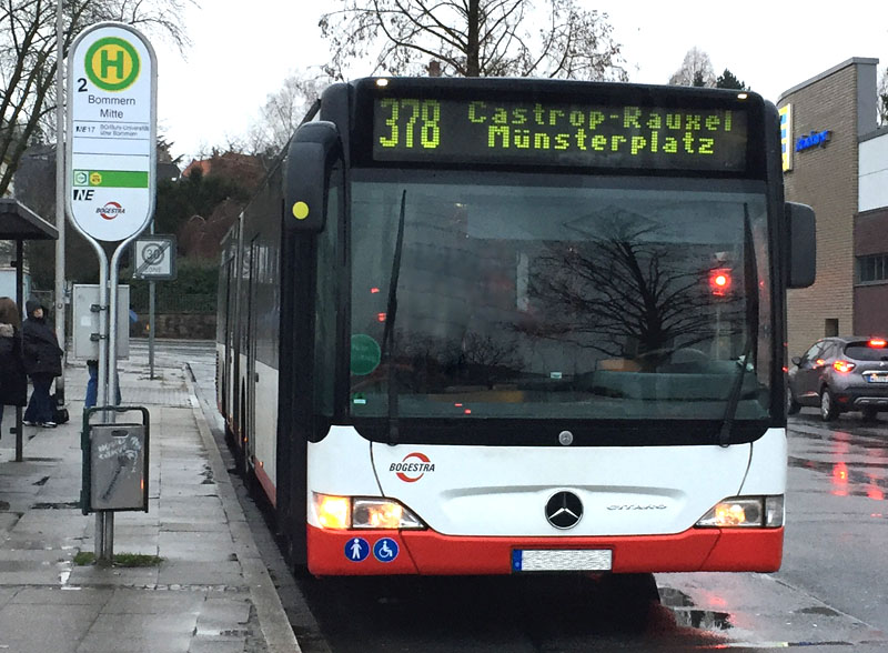 Bogestra-Bus an der Haltestelle „Bommern Mitte“ am letzten Tage bevor diese Verbindung eingestellt wurde.